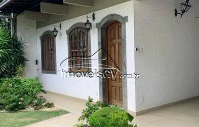 Imagem: A casa possui 3 Dormitórios, 1 Banheiro, 2 Vagas na garagem