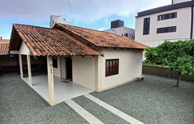 Imagem: A casa possui 2 Dormitórios, 1 Banheiro, 2 Vagas na garagem