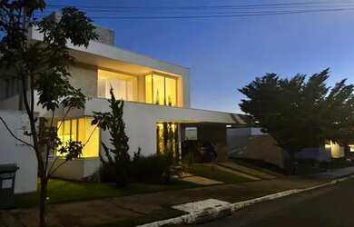 Imagem: A casa em condomínio possui 4 Dormitórios, 5 Banheiros, 4