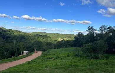 Imagem 6: Invista em Ibiúna!** Terreno com água na porta e energia. Perfeito para projetos criativos