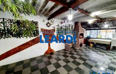 Imagem: A casa possui 3 Dormitórios, 5 Banheiros, 2 Vagas na garagem