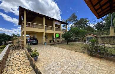 Imagem: A casa em condomínio possui 4 Dormitórios, 2 Banheiros, 5