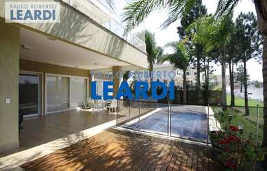 Imagem: A casa em condomínio possui 4 Dormitórios, 5 Banheiros, 5