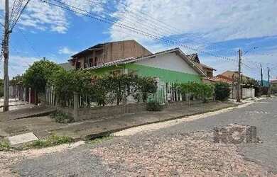 Imagem: A casa possui 2 Dormitórios, 2 Banheiros, 1 Vaga na garagem