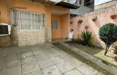 Imagem: A casa possui 2 Dormitórios, 1 Banheiro, 1 Vaga na garagem