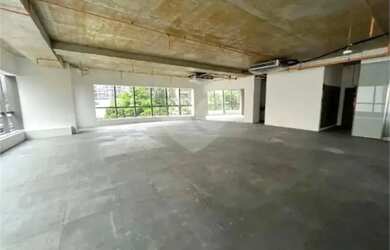 Imagem: O depósito possui 3 Vagas na garagem, 242m² de Área e está