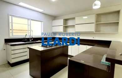 Imagem: A casa em condomínio possui 3 Dormitórios, 3 Banheiros, 2