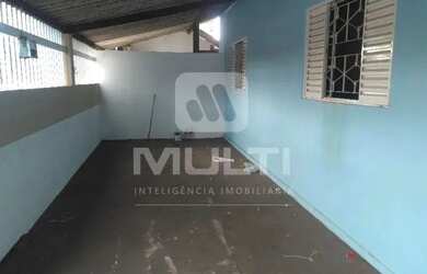 Imagem: A casa possui 2 Dormitórios, 1 Banheiro, 2 Vagas na garagem