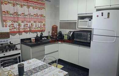 Imagem: A casa possui 2 Dormitórios, 1 Banheiro, 2 Vagas na garagem