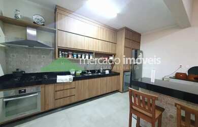 Imagem: A casa possui 4 Dormitórios, 3 Banheiros, 5 Vagas na garagem