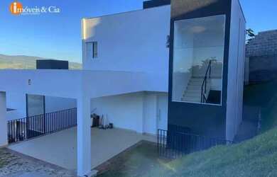 Imagem: A casa possui 3 Dormitórios, 4 Banheiros, 2 Vagas na garagem