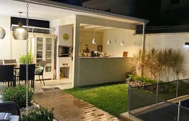 Imagem: A casa possui 5 Dormitórios, 5 Banheiros, 2 Vagas na garagem