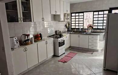 Imagem: A casa possui 3 Dormitórios, 2 Banheiros, 4 Vagas na garagem