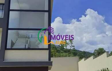 Imagem: A casa possui 3 Dormitórios, 2 Banheiros, 2 Vagas na garagem