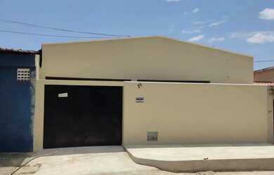 Imagem: A casa possui 2 Dormitórios, 1 Banheiro, 2 Vagas na garagem