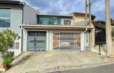 Imagem: A casa possui 5 Dormitórios, 4 Banheiros, 2 Vagas na garagem