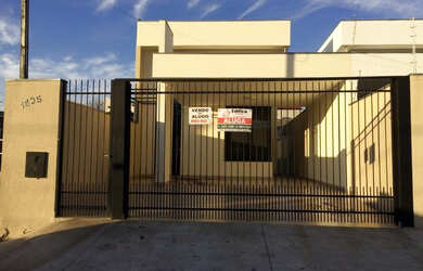 Imagem: A casa possui 3 Dormitórios, 3 Banheiros, 2 Vagas na garagem