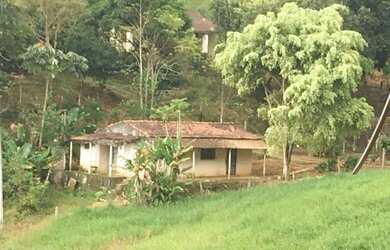 Imagem: A casa possui 2 Dormitórios, 2 Banheiros, 2 Vagas na garagem