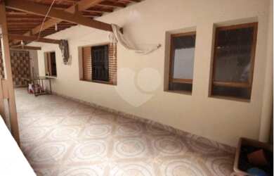 Imagem: A casa possui 3 Dormitórios, 4 Banheiros, 3 Vagas na garagem