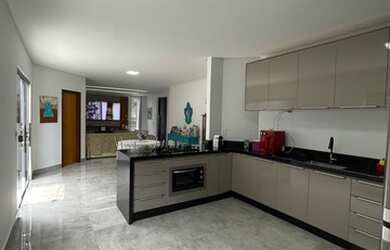 Imagem: A casa em condomínio possui 4 Dormitórios, 4 Banheiros, 4