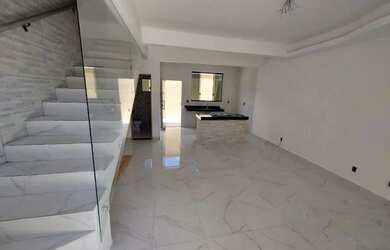 Imagem: A casa possui 2 Dormitórios, 1 Banheiro, 2 Vagas na garagem