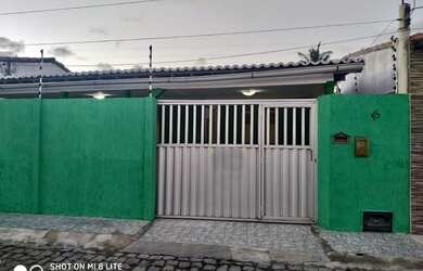 Imagem: A casa possui 3 Dormitórios, 2 Banheiros, 1 Vaga na garagem