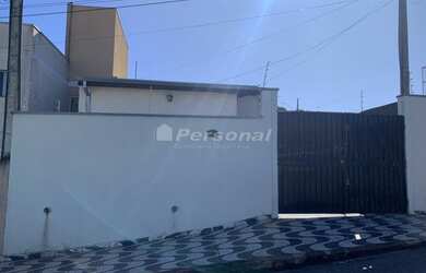 Imagem: A casa possui 3 Dormitórios, 1 Banheiro, 2 Vagas na garagem