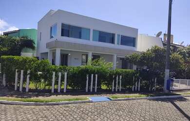 Imagem: A casa possui 4 Dormitórios, 2 Banheiros, 170m² de Área