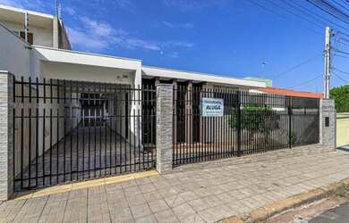 Imagem: A casa possui 2 Dormitórios, 2 Banheiros, 2 Vagas na garagem