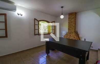 Imagem: A casa possui 3 Dormitórios, 3 Banheiros, 2 Vagas na garagem