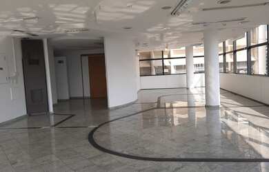 Imagem: O depósito possui 3 Vagas na garagem, 210m² de Área e está