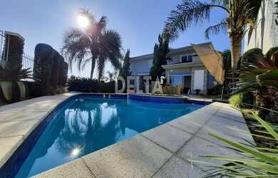 Imagem: A casa possui 4 Dormitórios, 5 Banheiros, 4 Vagas na garagem