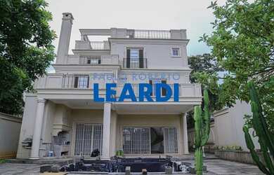 Imagem: A casa possui 5 Dormitórios, 5 Banheiros, 5 Vagas na garagem