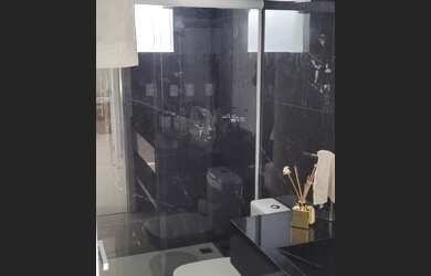 Imagem: A casa em condomínio possui 5 Dormitórios, 5 Banheiros, 2