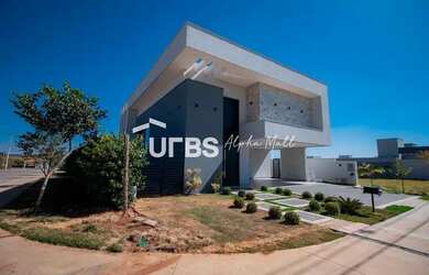 Imagem: A casa possui 3 Dormitórios, 5 Banheiros, 2 Vagas na garagem