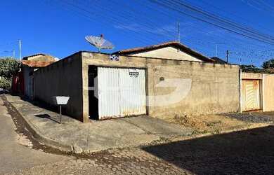 Imagem: A casa possui 4 Dormitórios, 2 Banheiros, 2 Vagas na garagem
