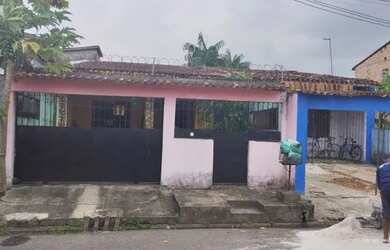 Imagem: A casa possui 3 Dormitórios, 1 Banheiro, 2 Vagas na garagem