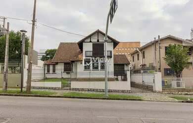 Imagem: A casa possui 4 Dormitórios, 4 Banheiros, 5 Vagas na garagem
