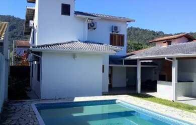 Imagem: A casa em condomínio possui 4 Dormitórios, 3 Banheiros, 2