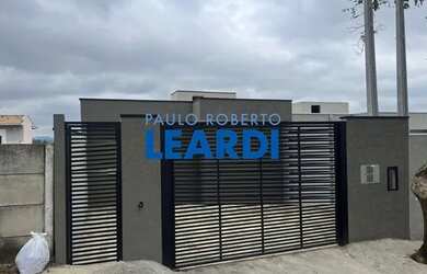 Imagem: A casa possui 3 Dormitórios, 2 Banheiros, 2 Vagas na garagem