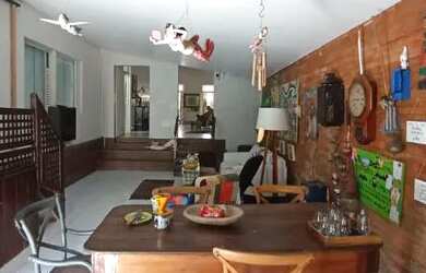 Imagem: A casa possui 4 Dormitórios, 2 Banheiros, 250m² de Área e