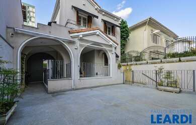 Imagem: A casa possui 4 Dormitórios, 4 Banheiros, 4 Vagas na garagem