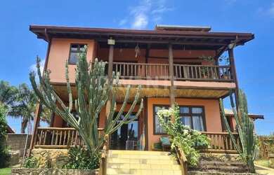 Imagem: A casa em condomínio possui 3 Dormitórios, 3 Banheiros, 2