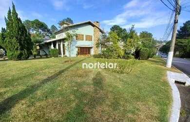 Imagem: A casa possui 4 Dormitórios, 5 Banheiros, 4 Vagas na garagem