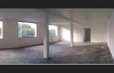 Imagem: O depósito possui 1 Vaga na garagem e 450m² de Área e está