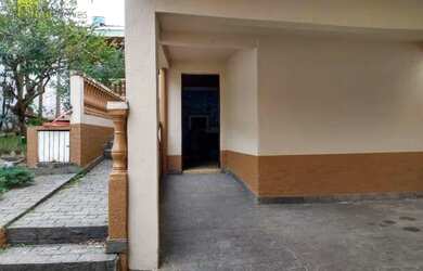 Imagem: A casa possui 2 Dormitórios, 2 Banheiros, 2 Vagas na garagem