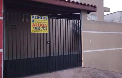 Imagem: A casa possui 2 Dormitórios, 1 Banheiro, 2 Vagas na garagem