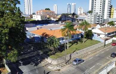 Imagem: A casa possui 3 Dormitórios, 3 Banheiros, 2 Vagas na garagem