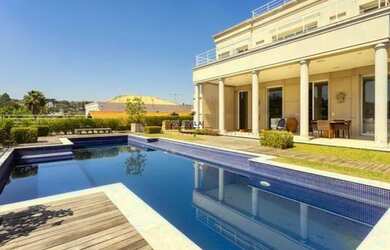 Imagem: A casa possui 4 Dormitórios, 5 Banheiros, 5 Vagas na garagem