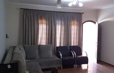 Imagem: A casa possui 4 Dormitórios, 4 Banheiros, 2 Vagas na garagem